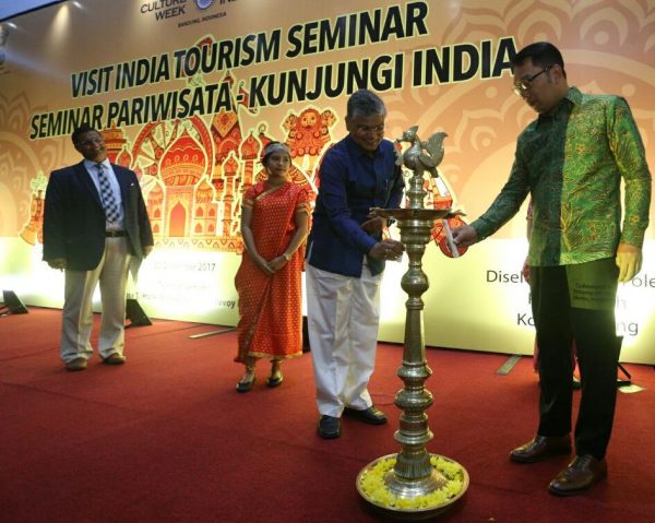 Wali Kota Bandung M. Ridwan Kamil bersama Duta Besar India Pradeep Kumar Rawat saat pembukaan Pekan Budaya India di Hotel Savoy Homann Bidakara Hotel, Sabtu (30/12/17). by Humas Pemkot Bdg