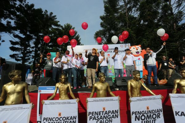 Wali Kota Bandung M. Ridwan Kamil saat peresmian Pilwalkot Bandung di Car Free Day Dago, Minggu (17/12/17). by Humas Pemkot Bdg