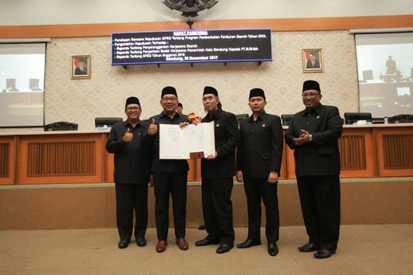 Wali Kota Bandung M. Ridwan Kamil beserta Wakil Wali Kota Bandung Oded M. Danial dan Sekda Kota Bandung menghadiri Rapat Paripurna di Kantor Dewan Perwakilan Rakyat Daerah (DPRD) Kota Bandung, Kamis (30/11/17). by Humas Pemkot Bdg