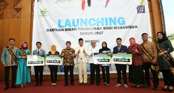 Wali Kota Bandung Ridwan Kamil saat peluncuran program Hibah Pendidikan Bagi Mahasiswa Tahun 2017 di Kampus Universitas Pendidikan Indonesia, Selasa (12/12). by Humas Pemkot Bdg