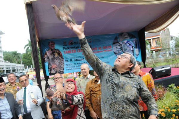 Gubernur Jabar Ahmad Heryawan meresmikan secara langsung Pusat Pelayanan Kanker ini di RSUD Al Ihsan, Jl. Kiastramanggala, Kecamaan Baleendah, Kabupaten Bandung, Kamis pagi (30/11). by Humas Pemprov Jabar