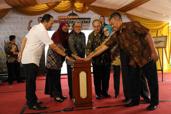 Gubernur Jabar Ahmad Heryawan meresmikan acara 2 juta kesempatan kerja dan bursa kerja yang digelar Disnakertrans Jabar, Kamis (30/11/17). by Humas Pemprov Jabar