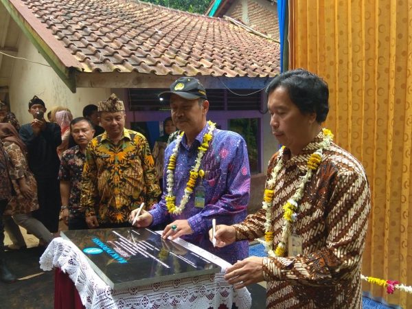 Kepala Kantor Perwakilan BI Jabar Wiwiek Sisto Widayat didampingi Sekda Kab Bandung Ir. H. Sofian Nataprawira, meresmikan PSBI sumur bor air bersih di SDN Kramat Agung, Kp. Buniagung, Desa Sukanagara, Kec. Soreang, Kab. Bandung, Kamis, (14/12/17). by Humas BI Jabar