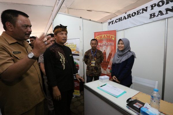 Bupati Bandung H. Dadang M. Naser, SH.,S.Ip.,M.Ip didampingi Kadisnaker Kab Bandung Drs. H. Rukmana.,M.Si meninjau booth Job Fair 2017 di Lapang Upakarti Soreang, Selasa (12/12/17). by Humas Pemkab Bdg