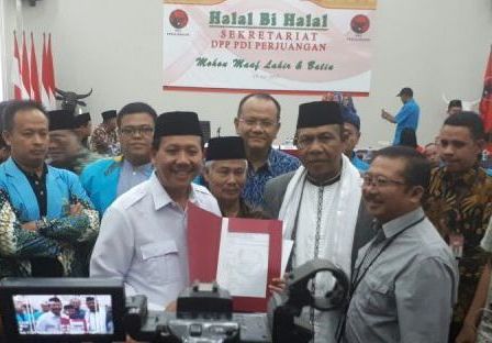 Sekda Jabar Iwa Karniwa (kiri) bersama Ketua DPP PDI Perjuangan Bidang Pemenangan Pemilu Bambang DH, saat mendaftar jadi bakal calon Gubernur Jabar, 7 Juli 2017. by ist