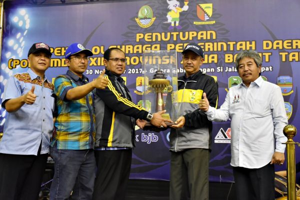 Ketua Badan Pengurus (BP) Korpri Provinsi Jawa Barat Prof. Dr. HM. Guntoro menyerahkan tropi juara umum, kepada Dewan Pengurus Korpri Kabupaten Bandung Ir. H. Sofian Nataprawira, MP, usai penutupan Porpemda XIII/2017, di Gelora Sabilulungan Si Jalak Harupat Kabupaten Bandung, Kamis, (30/11/17). by Humas Pemkab Bdg