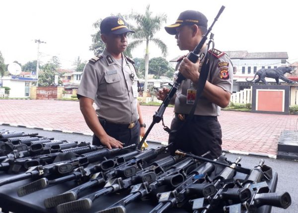 Jelang Ops Lilin Lodaya 2017, Kapolres Bandung AKBP M Nazly Harahap, S.Ik melakukan pengecekan senpi di Lapangan Mapolres Bandung, Selasa (19/12/17). by bb8