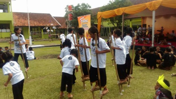 Festival Kaulinan Urang Lembur di SMAN 1 Soreang Kabupaten Bandung, Selasa (12/12/17).