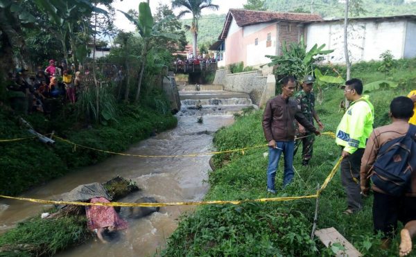 Sesosok jasad wanita tanpa busana ditemukan warga dalam posisi terlentang mengambang di Sungai Leuwipanjang, Kp. Rancakole RT. 01/ 05. Desa Rancakole Kec. Arjasari Kab. Bandung, sekitar pukul 06.00 WIB, Sabtu (16/12/17). by bb8