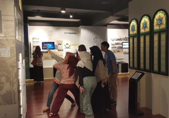 Para pengunjung berfoto bareng di Museum Gedung Sate. by Humas Pemprov Jabar