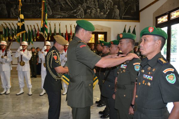 Pangdam III/Siliwangi Mayjen TNI Doni Monardo melepas pejabat utamanya yang sudah berpangkat Brigadir Jenderal pada acara Lepas Sambut  dan Ramah Tamah di Ruang Siliwangi  Makodam III/Siliwangi, Rabu (19/12). by Pendam Slw