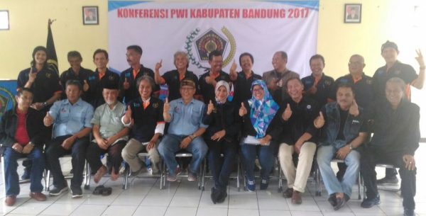 Konferensi PWI Kab Bandung mengukuhkan H.Rahmat Sudarmaji sebagai Ketua PWI Kab Bandung Periode 2017 - 2020, di Aula Kantor PWI Jawa Barat Jalan Wartawan II Buah Batu Kota Bandung Sabtu, (30/12/17). by PWI