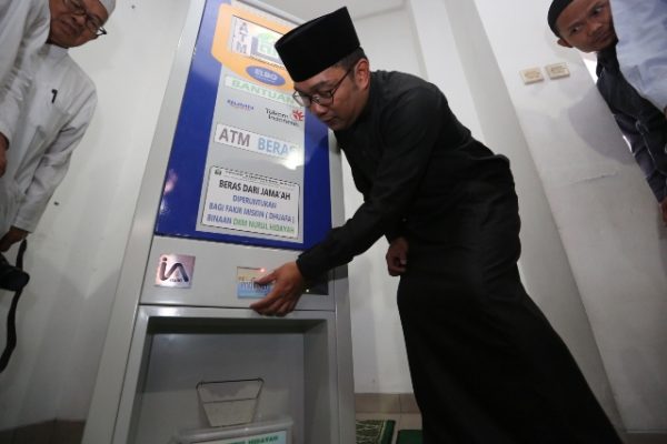 Wali Kota Bandung M. Ridwan Kamil meresmikan ATM Beras DKM Mesjid Nurul Hidayah, RW 01, Kelurahan Cisaranten Endah, Kecamatan Arcamanik, Minggu (31/12/17). by Humas Pemkot Bdg