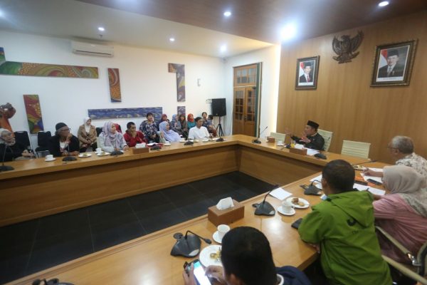  Wali Kota Bandung M. Ridwan Kamil bersilaturahmi dengan perwakilan warga RW 11 Kelurahan Tamansari di Pendopo Kota Bandung, Jumat (8/12/17). by Humas Pemkot Bdg