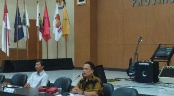 Komisioner Endun Abdul Haq (bicara) dan Agus Rustandi saat rakor persiapan verifikasi parpol pasca putusan MK, di Aula KPU Jabar, Jumat (26/1/18). by MCKPU