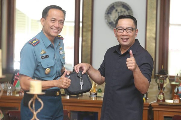 Wali Kota Bandung Ridwan Kamil menyerahkan satu unit mobil All New Kijang Innova warna hitam kepada Komandan Pangkalan TNI AL (Danlanal) Bandung, Letkol Laut (P) Sunar Solehuddin di Pendopo Kota Bandung, Senin (22/1/18). by Humas Pemkot Bdg