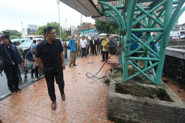 Wali Kota Bandung, M. Ridwan Kamil saat membongkar reklame di Jalan Pelajar Pejuang Kota Bandung, Senin (22/1/18). by Humas Pemkot Bdg