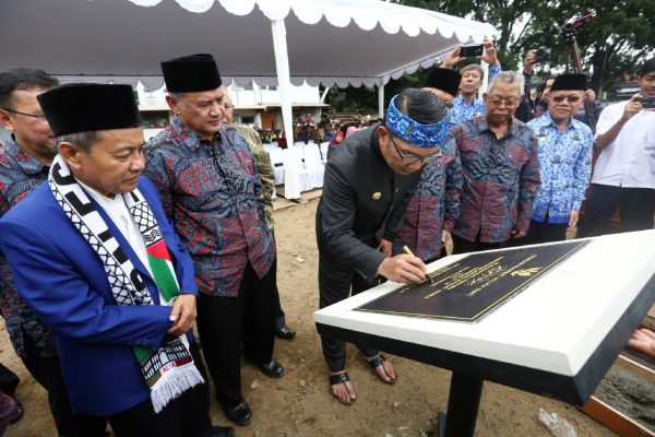 Wali Kota Bandung, M. Ridwan Kamil meletakan batu pertama pembangunan Gedung Dekanat Unisba di Jalan Taman Sari, Rabu (17/1/18). BY Humas Pemkot Bdg