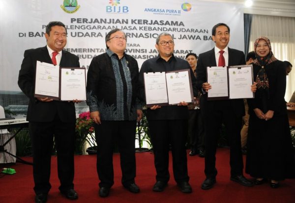 Perjanjian Kerja Sama (PKS) antara Gubernur Jawa Barat, Direktur Utama (Dirut) PT BIJB, dan Dirut PT Angkasa Pura II (Persero) di Gedung Pakuan, Bandung, Senin (22/1/18). by Humas Pemprov Jabar