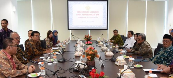 Gubernur Jabar Ahmad Heryawan menerima LHP Semester II TA 2017 dari BPK, di Kantor BPK Perwakilan Jabar, Kota Bandung, Rabu (31/1/18). by Humas Pemprov Jabar