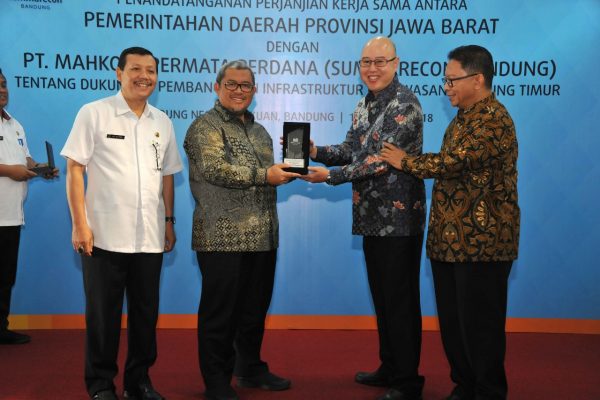 Gubernur Jabar Ahmad Heryawan bersama President Director Summarecon, Adrianto P. Adhi saat pencanangan pembangunan kawasan Bandung Timur, Rabu (10/1/18). by Humas Pemprov Jabar