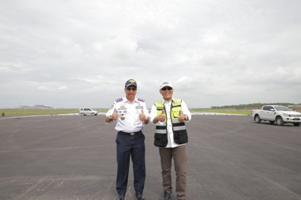 Direktur Bandara Kemenhub Bintang Hidayat didampingi Kadishub Jabar Dedi Taufik saat kunker ke Bandara Kertajati, Jumat (5/11/18). by Humas BIJB