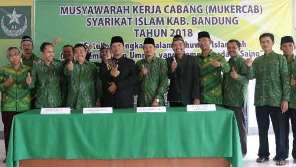 Bupati Bandung H. Dadang M. Naser, S.H., S.Ip., M.Ip. bersama pengurus Syarikat Islam (SI) saat membuka Mukercab Syarikat Islam Kabupaten Bandung di Mesjid Agung Ciparay, Minggu (14/1/18). by Humas Pemkab Bdg