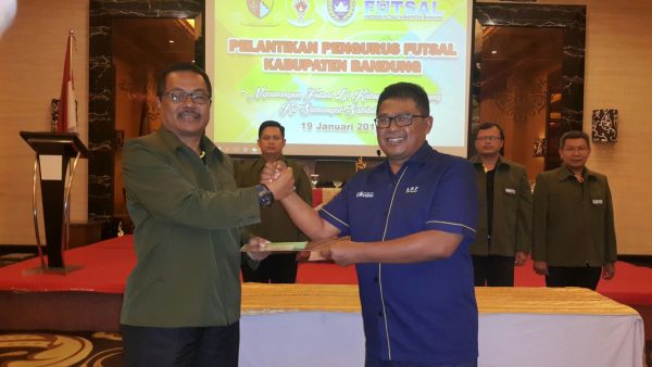 Ketua AFKAB Bandung Marlan Nirsyamsu berpoto bersama Ketua Asosiasi Futsal Jabar Sadar Muslihat, usai Kongres Luar Biasa AFKAB di Soreang, Jumat (19/1/18). by ist