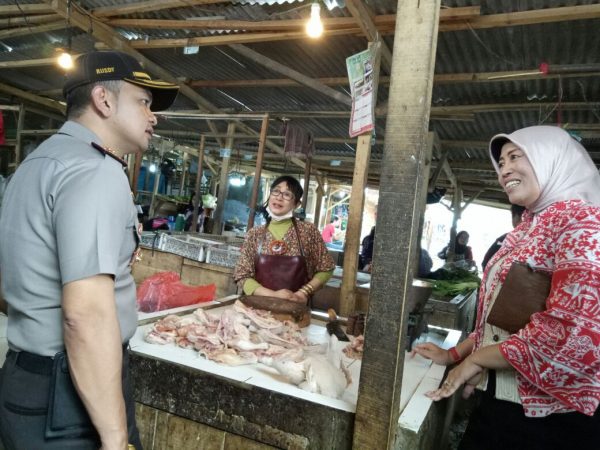 Kapolres Cimahi AKBP Rusdy Pramana Suryanagara bersama Kadisperindag KBB Weti Lembanawati saat memantau pedagang daging ayam di Pasar Tagog Padalarang, Kamis (18/1/18). by bb6