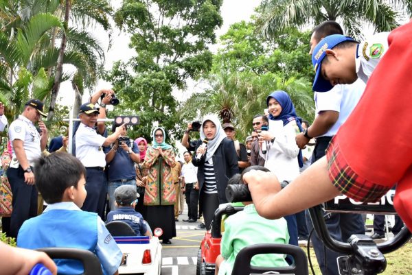 Ketua Forum Kabupaten Bandung Sehat Hj. Kurnia Agustina Dadang M. Naser saat meresmikan Taman Pacan-Tells di area Kantor Dinas Perhubungan (Dishub) Kab Bandung, Selasa (16/1/18). by Humas Pemkab Bdg.