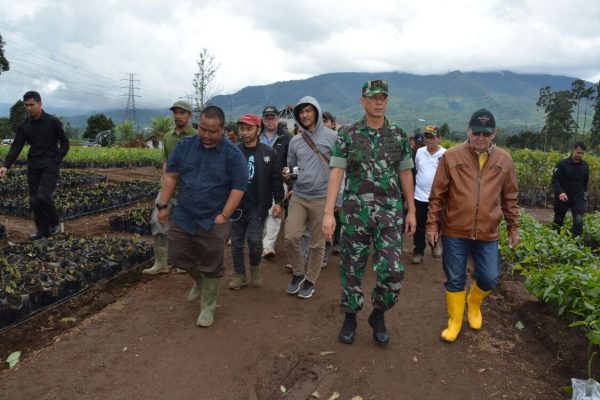 Pangdam III/Siliwangi Mayjen TNI Doni Monardo saat launching Gerakan Satapok di lahan Perum Perhutani Petak 73, Wayang Windu, Desa Tarumajaya Kecamatan Kertasari, Sabtu (27/1/18). by Pendam Slw