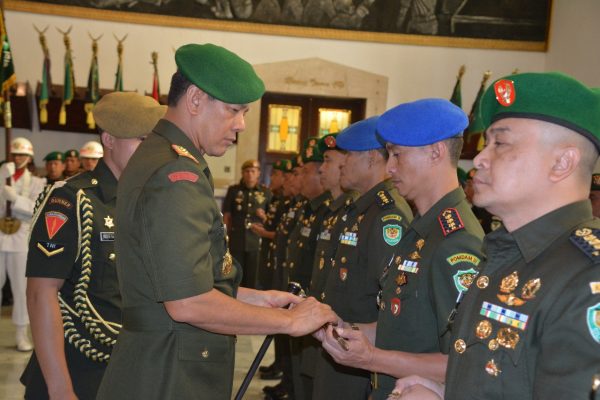 Pangdam III/Siliwangi Mayjen TNI Doni Monardo saat sertijab Pamen Kodam III/Siliwangi, di ruang Silihwangi Makodam III/Siliwangi Jalan Aceh Bandung, Kamis (18/1/18). by Pendam Slw