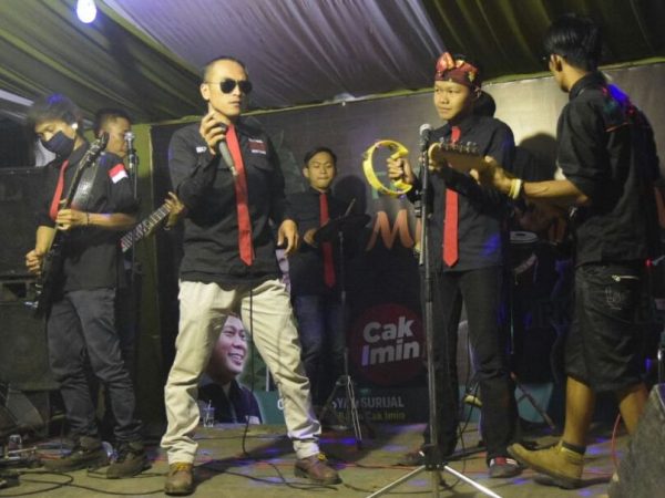 Penampilan Eureun Metal Band asal Cileunyi di Festival Musik Jalanan DPC PKB Kab, Jl Laswi-Ciparay, Senin (1/1/18). by pungkit