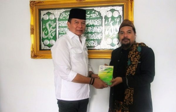 Balongub Jabar dari PDI Perjuangan Tb Hasanuddin (Kang Hasan) menerima buku dari Kyai Mohamad Luthfi Almaghriby, pimpinan Ponpes Alfattah, Desa Kalijati Timur, Kec Kalijati, Kab Subang, Rabu (24/1/18). by HMC