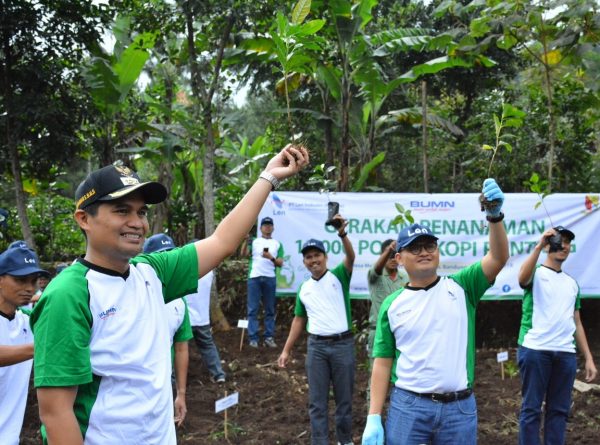 Wabup Bandung Gun Gun Gunawan bersama Dirut PT Len Industri Zaky Gamal Yasin secara simbolis menanam pohon kopi di Gunung Puntang, Desa Mekarjaya, Kec Arjasari, Kab Bandung, Senin (29/1/18). by HPKS