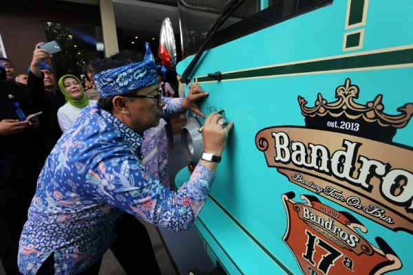 Sekda Kota Bandung Yossi Irianto menandatangani Bus Bandros di Hotel Oasis Bandung, Rabu (31/1/18). by Humas Pemkot Bdg