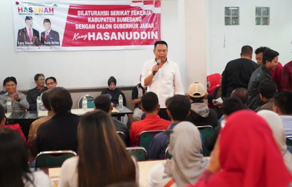 Bacagub Jabar Tb Hasanuddin (Kang Hasan) bersilaturahmi dengan serikat pekerja, di Desa Cipacing, Kecamatan Jatinangor, Kabupaten Sumedang, Jumat (2/2/18). by HMC