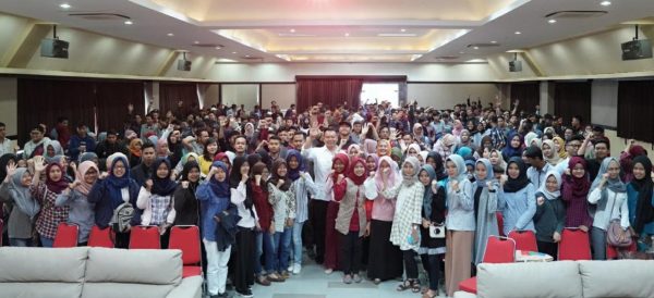 Cagub Jabar Tb. Hasanuddin foto bareng mahasiswa saat Curahan Gagasan dan Deklarasi Relawan Kang Hasan (Rekan) Mahasiswa Jabar, di Kampus STIE Pasundan. Sabtu (3/2/18). by HMC