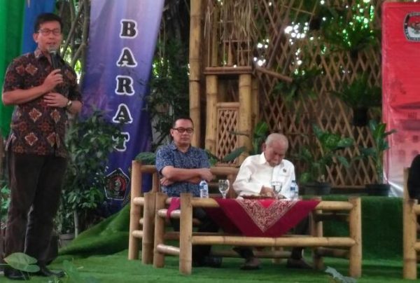 Ketua KPU Jabar Yayat Hidayat saat membuka acara Sawala Pilgub Jabar di Saung Ujo Bandung (3/2/18). by KPU