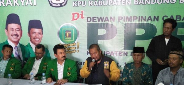 Mantan Ketua DPC Partai Hanura KBB Ryadi Sigit Pramono bergabung ke PPP di Kabtor DPC PPP KBB Jalan Raya Simpang, Padalarang, Kamis (1/2/18). by bb6