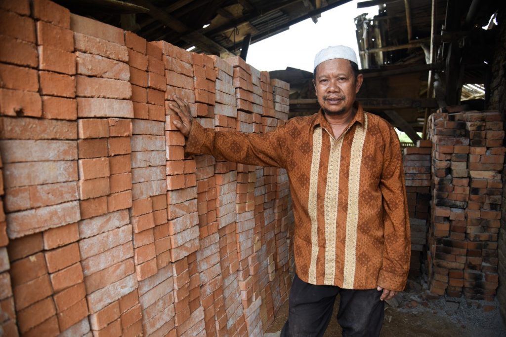 Sentra Bata  Merah  Kutawaringin Terkendala Bahan  Baku 