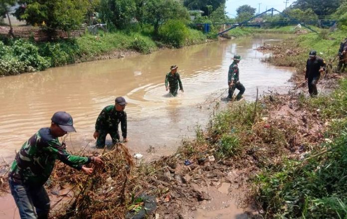 Sektor 21 Satgas Citarum Sub 17 Bersihkan Sungai Citarik Di Sasak Tilu